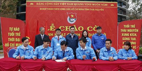 Đồng chí Lê Ngọc Linh – Bí thư Tỉnh đoàn, thủ trưởng cơ quan và đại diện lãnh đạo các Ban phong trào, Văn phòng Tỉnh đoàn ký giao ước thi đua thực hiện tốt các nhiệm vụ trong chương trình công tác năm của cơ quan và tổ chức Đoàn