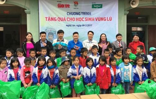 Ban Tổ chức trao tặng quà cho các em học sinh