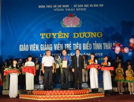 Đ/c Nguyễn Văn Huy – UV BCH T.Ư Đoàn, Bí thư Tỉnh đoàn và Đ/c Vũ Tuấn Long – Phó Ban Dân vận Tỉnh ủy trao giấy chứng nhận cho các giáo viên, giảng viên trẻ tiêu biểu tỉnh Thái Bình năm 2013