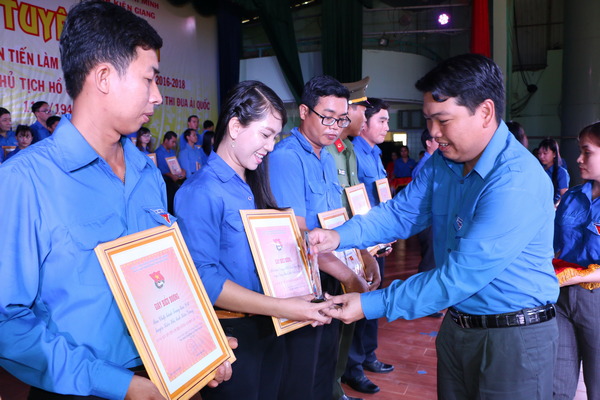 Đồng chí Lê Trung Hồ - Bí thư Tỉnh đoàn tặng biểu trưng, giấy biểu dương cho các tập thể điển hình thanh niên tiên tiến học tập và làm theo tư tưởng, đạo đức, phong cách Hồ Chí Minh giai đoạn 2016-2018.