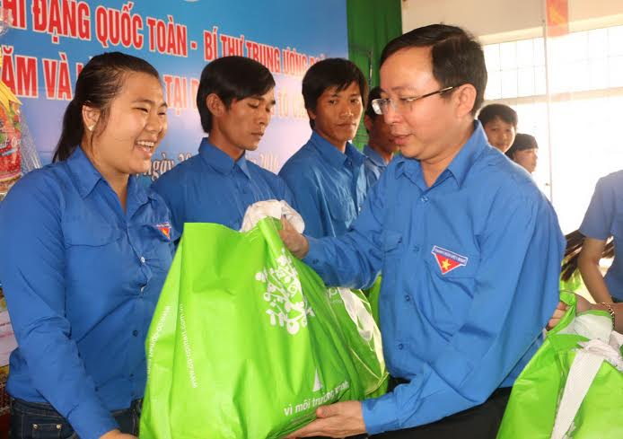 Đồng chí Đặng Quốc Toàn - Bí thư Trung ương Đoàn thanh niên cộng sản Hồ Chí Minh, tặng quà cho 10 cán bộ Đoàn cơ sở.