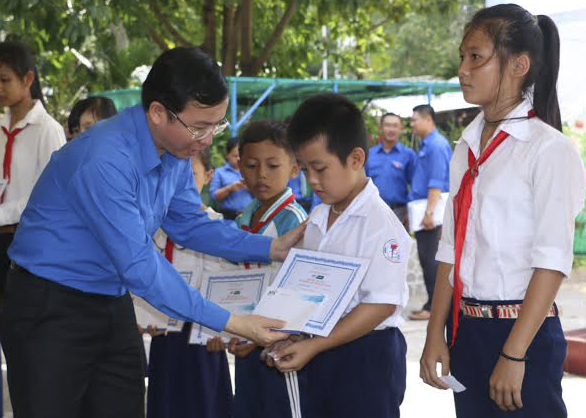 Đồng chí Đặng Quốc Toàn - Bí thư Trung ương Đoàn thanh niên cộng sản Hồ Chí Minh, 10 suất học bổng “Ươm mầm tài năng, phát triển quê hương đất nước” cho học sinh nghèo vượt khó học tốt trên địa bàn TX. Hà Tiên.