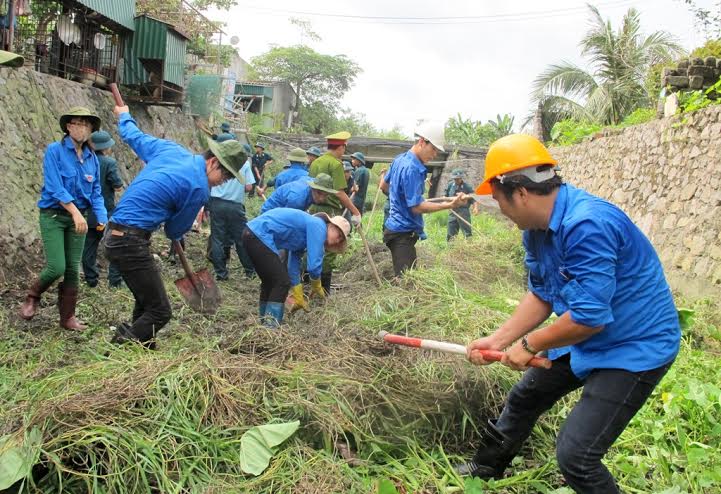 Đoàn viên thanh niên hăng hái tham gia dọn VSMT