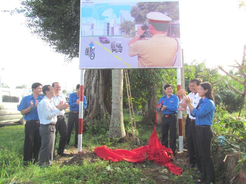 Các đồng chí lãnh đạo thành phố Cần Thơ, Thành Đoàn và quận Cái Răng mở băng tuyên truyền biển cảnh báo hạn chế tộc độ tại khu vực tuyến đường Quốc lộ 1A thuộc địa bàn quận Cái Răng.