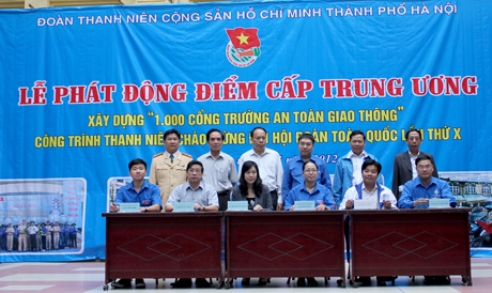 Đại diện các bên liên quan ký cam kết thực hiện các nội dung xây dựng “Cổng trường an toàn giao thông”.