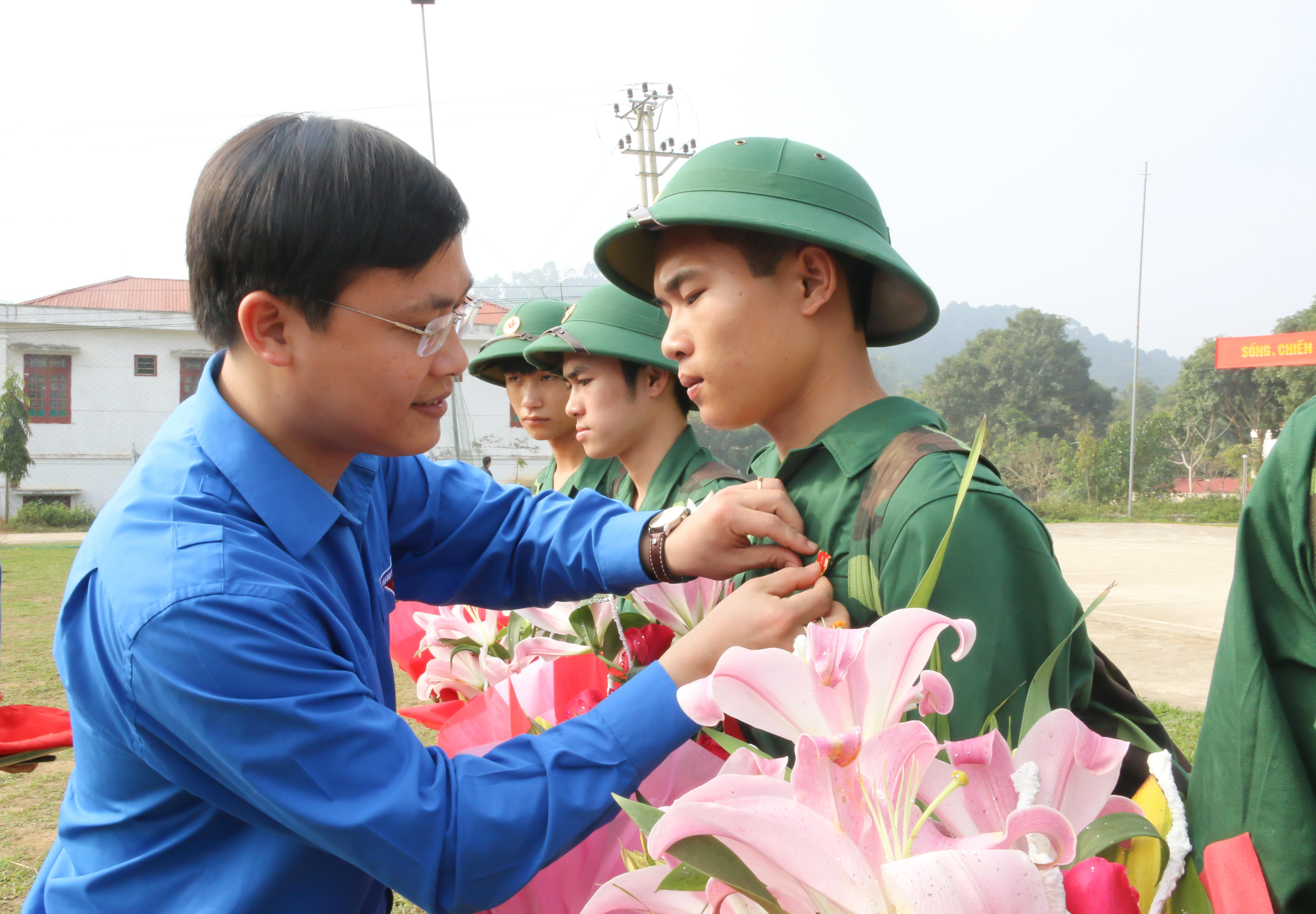 Đ/c Hoàng Văn Thanh – PBT Tỉnh đoàn gắn huy hiệu Đoàn cho các tân binh trước khi lên đường làm nhiệm vụ