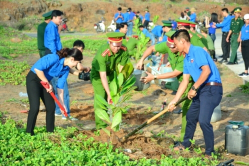 Cán bộ, đoàn viên, thanh niên trồng cây xanh khu vực quanh cột cờ