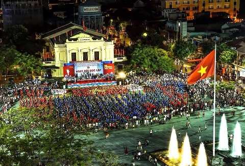 Hơn 1300 đoàn viên, thanh thiếu nhi cùng đông đảo nhân dân thành phố Hải Phòng hát vang bài Quốc ca