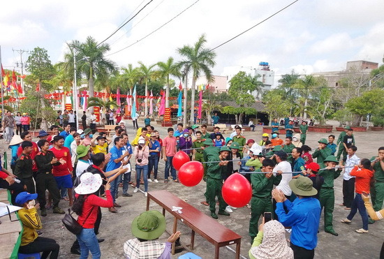 Không khí sôi nổi khi tham gia các trò chơi dân gian của đoàn viên thanh niên và tân binh tại hội trại tòng quân huyện Châu Thành.