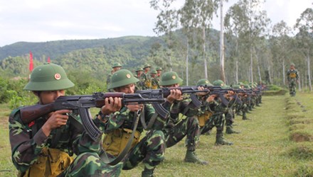 Chiến sỹ mới Trung đoàn 355 huấn luyện bắn súng tiểu liên AK