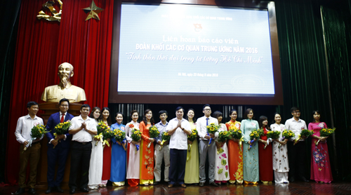 Lãnh đạo Đảng ủy Khối các cơ quan TƯ tặng hoa chúc mừng 17 thí sinh xuất đã vượt qua vòng sơ khảo và phỏng vấn trực tiếp để đến vòng chung khảo