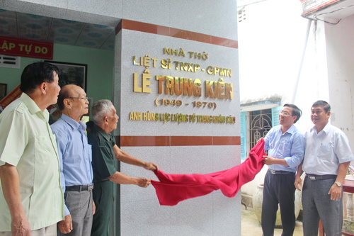 Đại biểu lãnh đạo cắt băng khánh thành Nhà tưởng niệm Anh hùng liệt sỹ Lê Trung Kiên