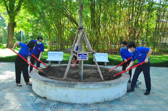 Bí thư Trung ương Đoàn dâng hương đền thờ Bác tại Trà Vinh ảnh 14