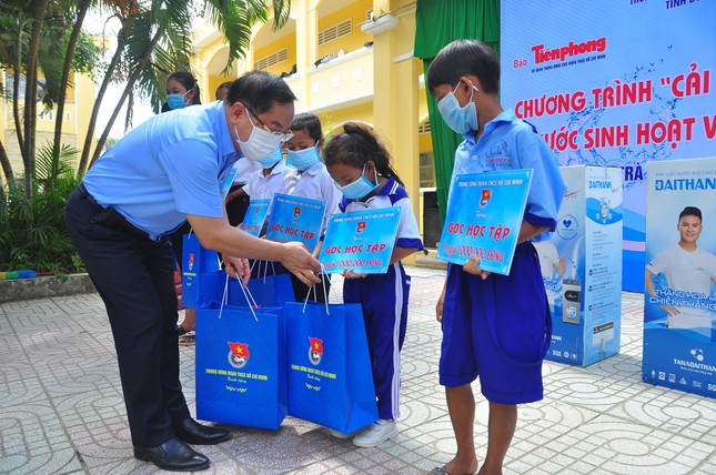 Trao tặng máy lọc nước và bồn chứa nước cho trường học tại Trà Vinh ảnh 4