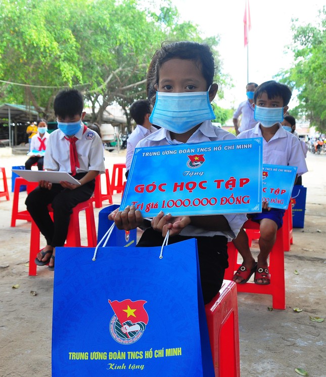 Trao tặng máy lọc nước và bồn chứa nước cho trường học tại Trà Vinh ảnh 9