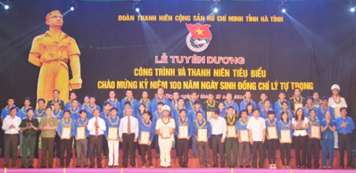 Đồng chí Nguyễn Mạnh Dũng - Bí thư T.Ư Đoàn TNCS Hồ Chí Minh và đồng chí Trần Nam Hồng - Phó Bí thư Thường trực tỉnh ủy trao chứng nhận và tràng hoa Tuyên dương gương thanh niên tiêu biểu