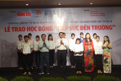 Đồng chí Đinh Nguyên Vũ - Bí thư Tỉnh đoàn trao học bổng cho các tân sinh viên nghèo vượt khó năm 2016