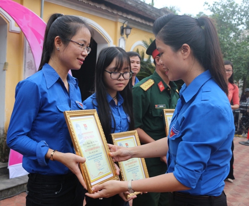 Đồng chí Phạm Thị Thanh – Phó Bí thư Tỉnh đoàn trao giải cho các cá nhân đạt giải cuộc thi viết tìm hiểu cuộc đời, thân thế và sự nghiệp cách mạng nhà chí sĩ yêu nước Huỳnh Thúc Kháng