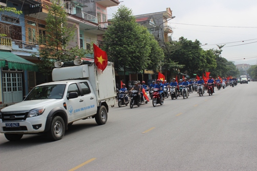 Lực lượng đoàn viên thanh niên tham gia diễu hành tuyên truyền về an toàn giao thông tại tuyến phố chính của thành phố Tuyên Quang