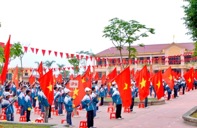 Các em tham gia nghi thức buổi lễ