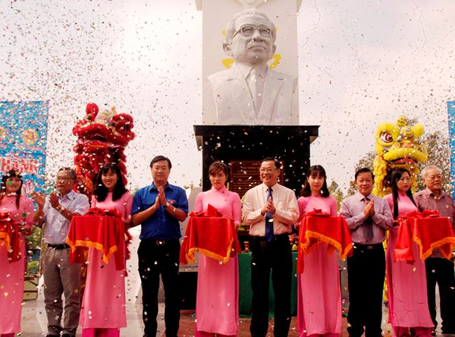 Cắt băng khánh thành công viên văn hóa Võ Văn Kiệt