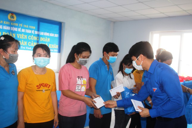 Trung ương Đoàn tặng quà cho công nhân hoàn cảnh khó khăn tại Trà Vinh ảnh 9
