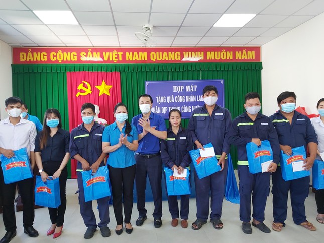 Trung ương Đoàn tặng quà cho công nhân hoàn cảnh khó khăn tại Trà Vinh ảnh 5