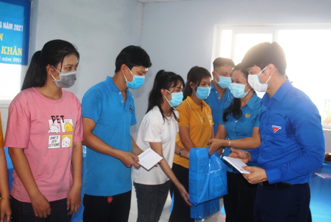 Trung ương Đoàn tặng quà cho công nhân hoàn cảnh khó khăn tại Trà Vinh ảnh 7