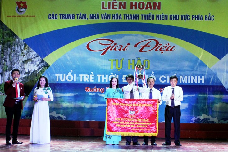 1.	Lãnh đạo Sở Văn hóa và Thể thao tỉnh đã trao bằng khen của Bộ Văn hóa, Thể thao và Du lịch cho đơn vị đăng cai liên hoan năm 2018 là Trung tâm hoạt động thanh thiếu nhi khu vực Bắc Trung bộ.