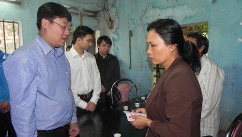 Đồng chí  Lê Quốc Phong, Bí thư Trung Ương Đoàn, Chủ tịch Hội Sinh viên Việt Nam cùng Bí thư Tỉnh đoàn Nguyễn Minh Triết chia sẻ đau buồn với gia đình em Bửu.