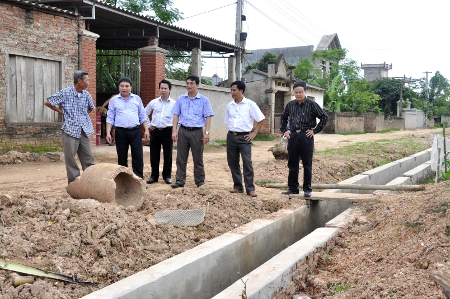 Mô hình làm đường và cống tưới tiêu nước ở thôn Xuân Hòa