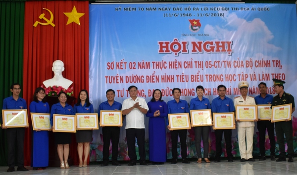 Tuyên dương 12 tập thể và 23 cá nhân điển hình tiên tiến trong học tập và làm theo tư tưởng, đạo đức, phong cách Hồ Chí Minh