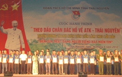 Đại diện lãnh đạo tỉnh, Tỉnh Đoàn trao tặng hoa, giấy khen và động viên các thanh niên tiên tiến