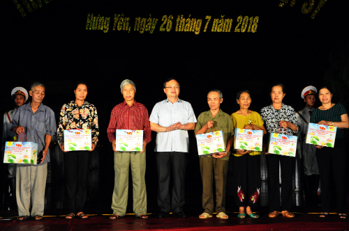 đồng chí Đỗ Tiến Sỹ - Ủy viên Trung ương Đảng, Trưởng đoàn đại biểu Quốc hội tỉnh đã trao tặng 10 suất quà cho 8 gia đình chính sách