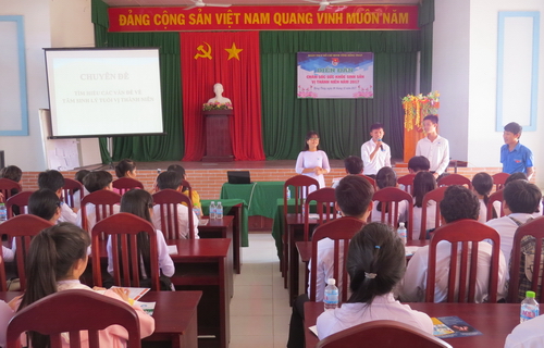 Trao đổi giữa báo cáo viên và các em học sinh