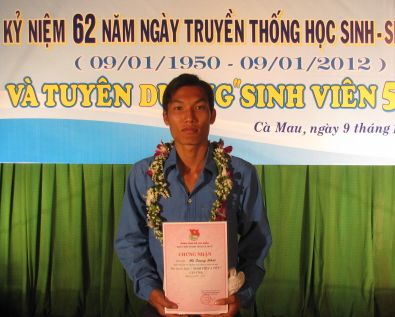 Hà Quang Khải  nhận giấy chứng nhận “Sinh viên 5 tốt” năm 2011 do Ban Thường vụ Tỉnh đoàn trao nhân dịp kỷ niệm 62 năm ngày truyền thống học sinh-sinh viên