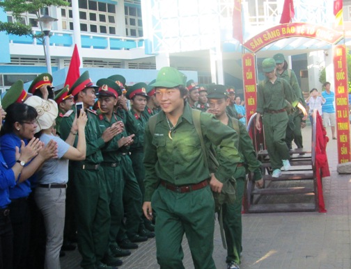 Học viên tự hào bước qua Cầu vinh quang