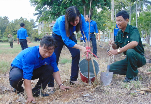 Đại biểu trồng cây lưu niệm