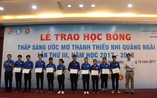 BTC trao học bổng cho học sinh nghèo vượt khó