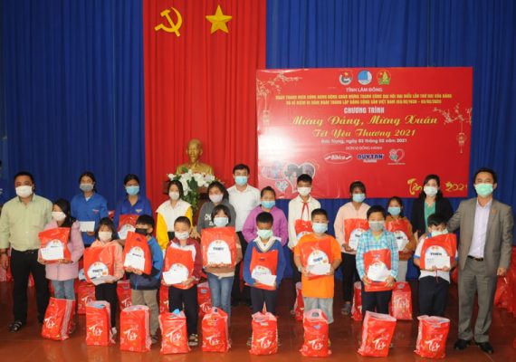 Trao quà tết và học bổng cho học sinh nghèo vượt khó
