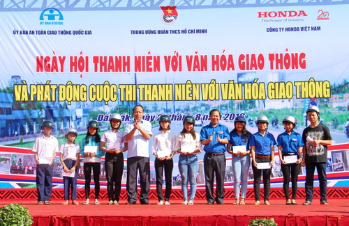 Đ/c Nguyễn Phi Long -  Bí thư Trung ương Đoàn, Chủ tịch Trung ương Hội LHTN Việt Nam trao học bổng cho học sinh có người thân bị tai nạn giao thông