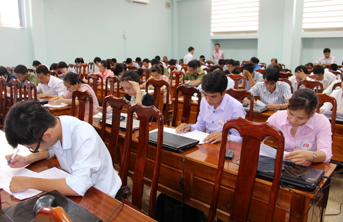 Các thí sinh đang làm bài trong phần thi cá nhân