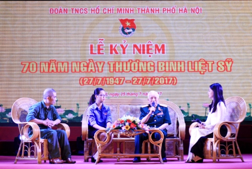 Các đại biểu giao lưu tại chương trình