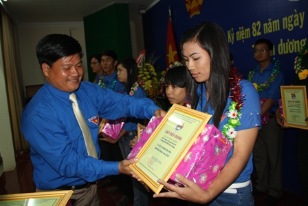 Tuyên dương gương cán bộ Đoàn tiêu biểu năm 2013.