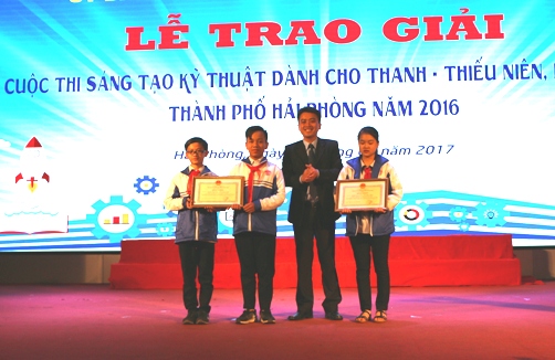 Trao giải cho các thí sinh của cuộc thi