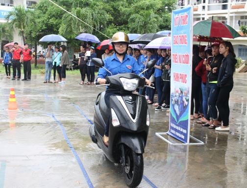 ĐVTN tham gia hướng dẫn lái xe an toàn tại ngày hội “Thanh niên với văn hóa giao thông”