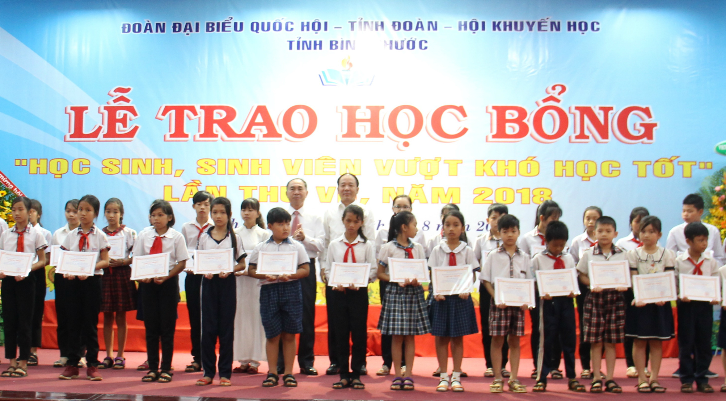 Các đồng chí lãnh đạo tỉnh tặng học bổng cho các em thiếu nhi, học sinh, sinh viên vượt khó, học giỏi