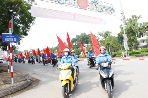 Ảnh 2: Đông đảo Đoàn viên thanh niên tham gia diễu hành truyền thông về phòng chống bạo lực trên cơ sở giới qua các tuyến đường chính của thành phố Thái Nguyên