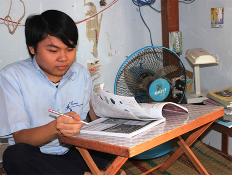 Nguyễn Tùng Quân đang miệt mài ôn thi cuối học kỳ.