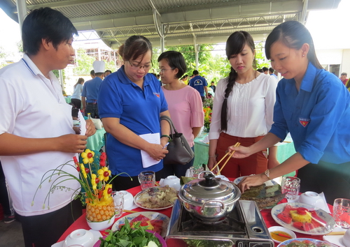 Các đội tham gia phần thi nấu ăn